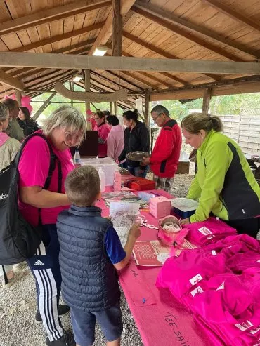 Illustration de L'espace crêpe, buvette et vente de T-shirt roses