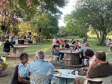 Illustration de Restauration sur place pendant le concert des White glasses