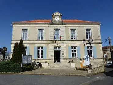 Illustration de Mairie de St-Angeau, façade orientale en 2021