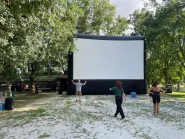 Illustration de Installation du grand écran gonflable par l'équipe du CRCATB