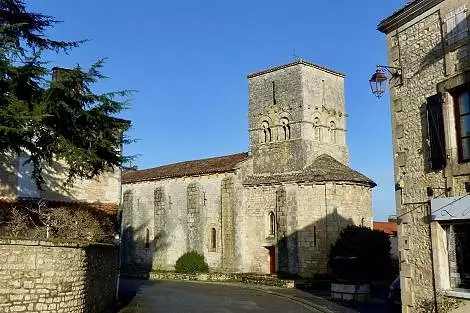 Illustration de L'église de Saint-Angeau