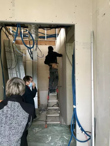 Illustration de Décembre 2020 - entrée de la mairie avec cage du futur escalier en face de la porte