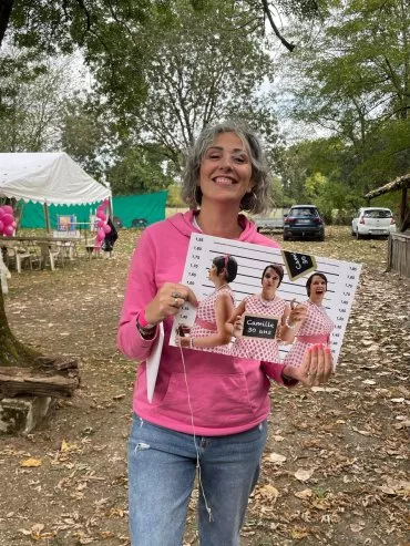 Illustration de Laetitia Mallet pour l'association Jeune et Rose en pleine installation de l'expo