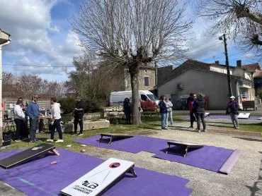Illustration de Mars bleu Val-de-Bonnieure, les jeux de cornhole des Lanceurs de la Bonnieure