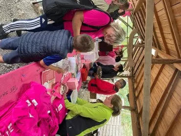 Illustration de L'espace crêpe, buvette et vente de T-shirt roses
