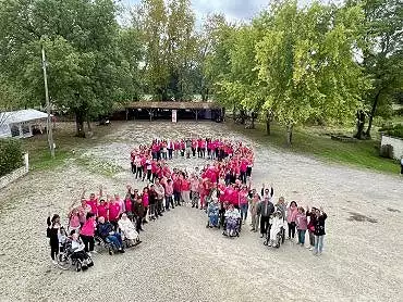 Illustration de Le ruban humain de Val-de-Bonnieure avant de partir pour les 3 parcours de marche