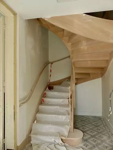 Illustration de Escalier central - mars 2021