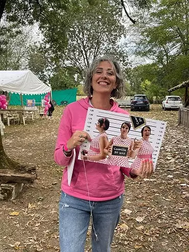 Illustration de Laetitia Mallet pour l'association Jeune et Rose en pleine installation de l'expo 