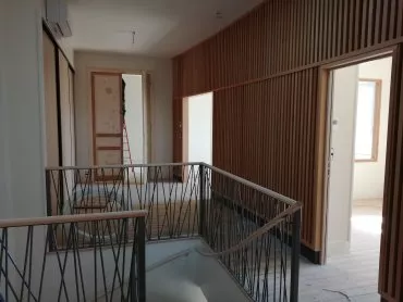 Illustration de Étage, escalier et accès aux différents bureaux - avril 2021