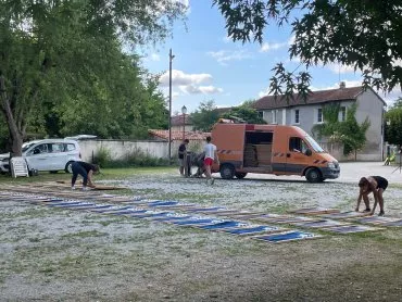 Illustration de Installation des transats par l'équipe du département