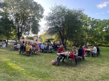 Illustration de Restauration sur place pendant le concert des White glasses