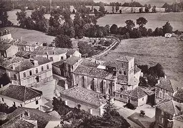 Illustration de Mairie et église de St-Angeau, vue aérienne vers 1950