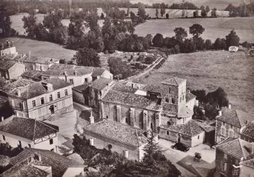 Illustration de Mairie et église de St-Angeau, vue aérienne vers 1950