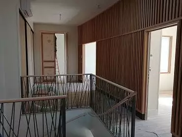 Illustration de Étage, escalier et accès aux différents bureaux - avril 2021
