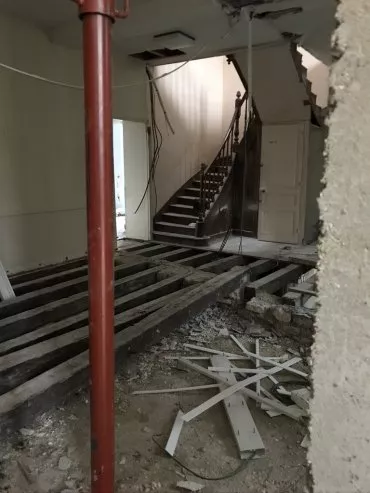 Illustration de L'espace secrétariat : supression des cloisons et dépose du plancher