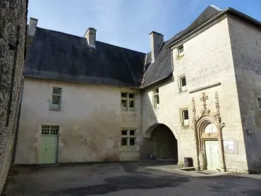 Illustration de Logis de Saint-Amant-de-Bonnieure, cour intérieure et tout d'escalier