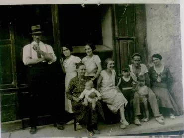 Illustration de Devant la boulangerie