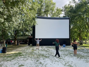 Installation du grand écran gonflable par l'équipe du CRCATB