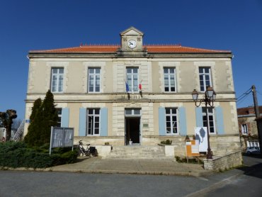 Mairie de St-Angeau, façade orientale en 2021