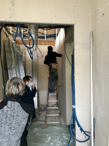 Décembre 2020 - entrée de la mairie avec cage du futur escalier en face de (…)