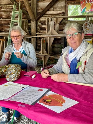 Les bénévoles de l'association Fleur d'Isa : couture de coussins coeur